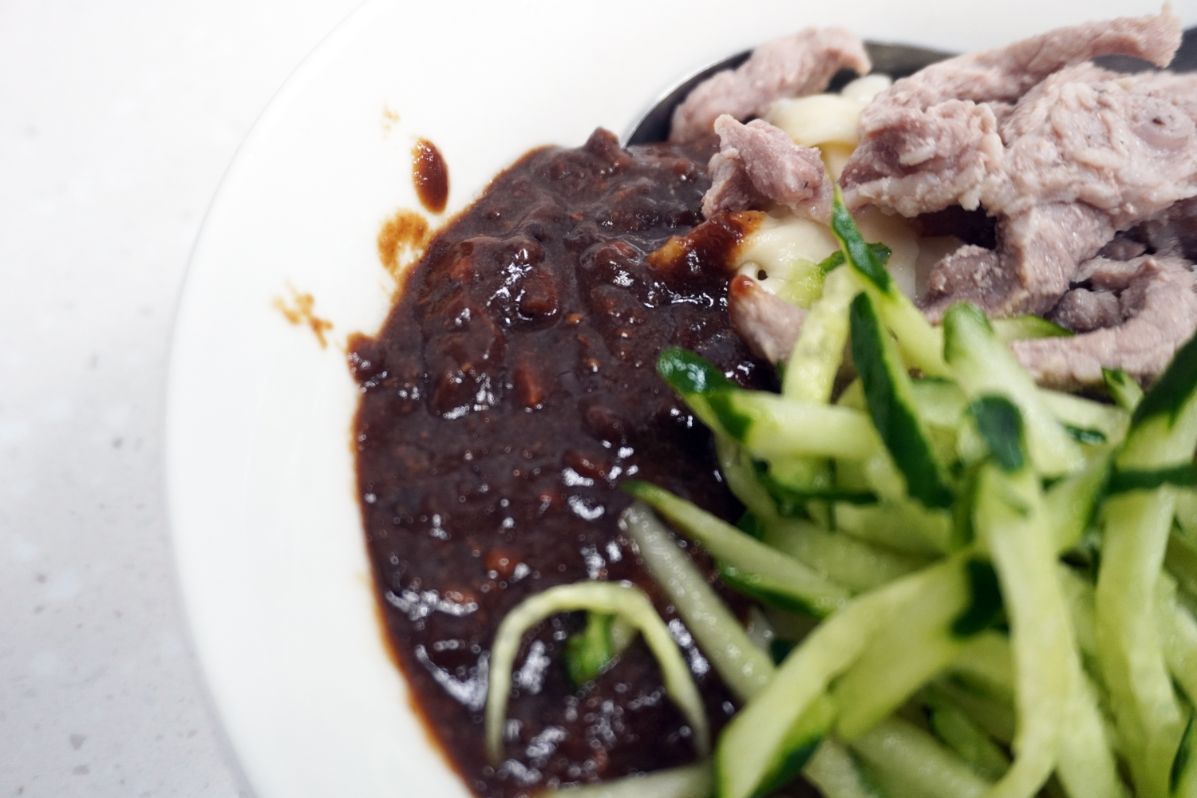 基隆仁愛|小山東手擀麵|鄰近惠隆市場的人氣牛肉麵店,手擀麵條Q彈有勁 - 第2張圖 基隆仁愛|小山東手擀麵|鄰近惠隆市場的人氣牛肉麵店,手擀麵條Q彈有勁