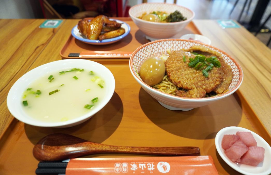 新北板橋麵店｜花山家台麵小館板橋店｜府中站必吃美食，麵食小菜選項多，內用還有冬瓜茶可以免費喝