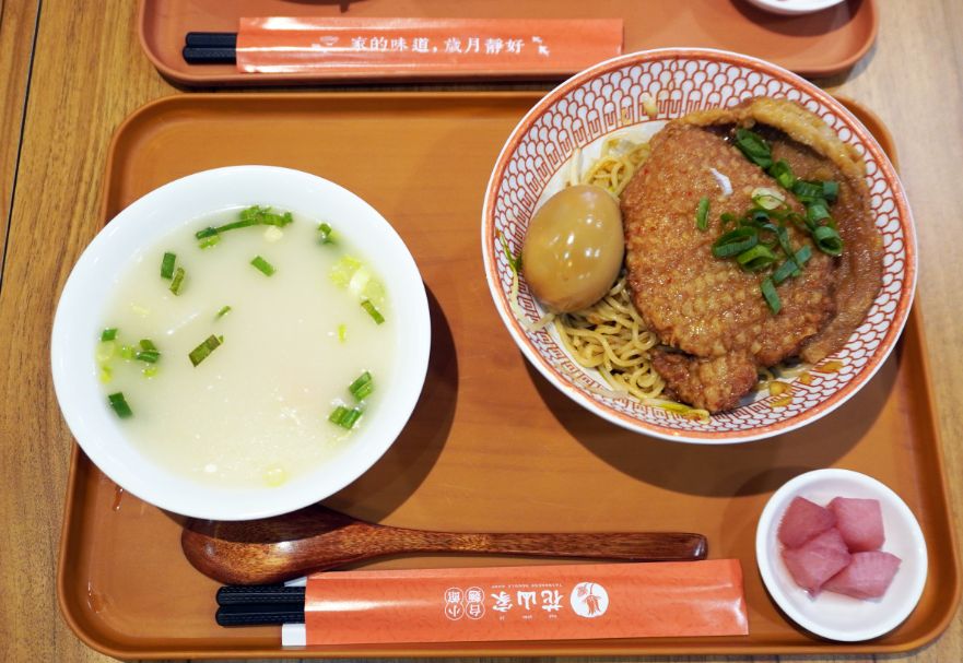 新北板橋麵店｜花山家台麵小館板橋店｜府中站必吃美食，麵食小菜選項多，內用還有冬瓜茶可以免費喝