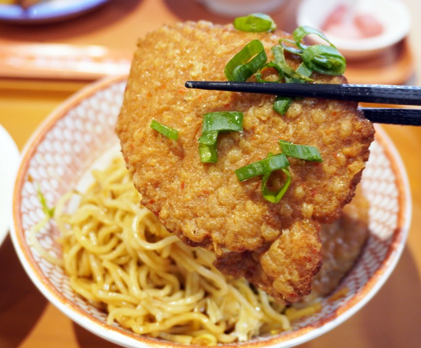新北板橋麵店｜花山家台麵小館板橋店｜府中站必吃美食，麵食小菜選項多，內用還有冬瓜茶可以免費喝