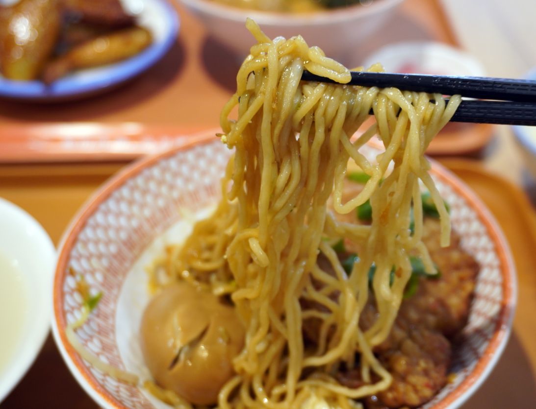 新北板橋麵店｜花山家台麵小館板橋店｜府中站必吃美食，麵食小菜選項多，內用還有冬瓜茶可以免費喝