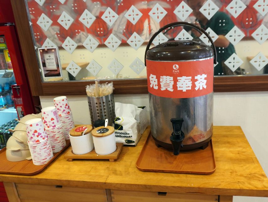 新北板橋麵店｜花山家台麵小館板橋店｜府中站必吃美食，麵食小菜選項多，內用還有冬瓜茶可以免費喝