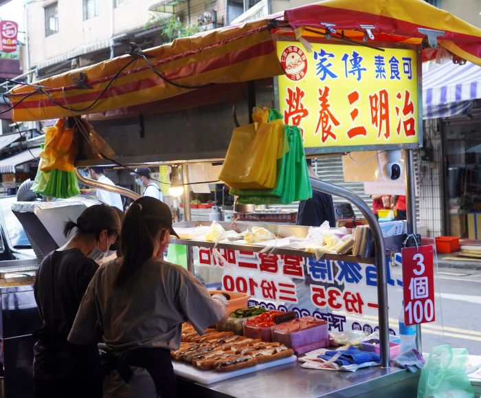 基隆美食|七堵家傳營養三明治|最強營養三明治怎麼去?一開攤就大排長龍,酥炸麵包口感鬆軟配料豐富 - 第2張圖 基隆美食|七堵家傳營養三明治|最強營養三明治怎麼去?一開攤就大排長龍,酥炸麵包口感鬆軟配料豐富