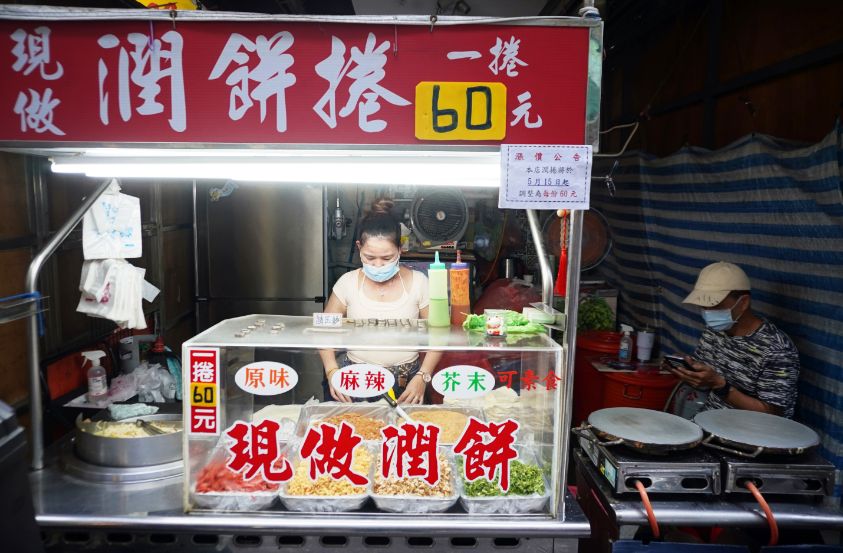 桃園觀光夜市美食|現做潤餅捲|一捲60元,超人氣的銅板美食 - 第8張圖 桃園觀光夜市美食|現做潤餅捲|一捲60元,超人氣的銅板美食