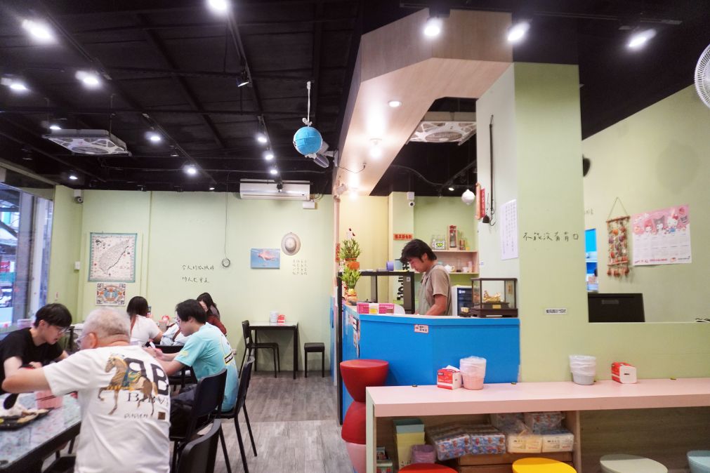 基隆中正｜港邊海鮮麵｜正濱漁港色彩屋新店，招牌海鮮麵料豐富，湯頭鮮甜