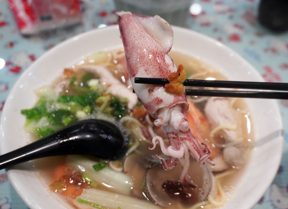 基隆中正｜港邊海鮮麵｜正濱漁港色彩屋新店，招牌海鮮麵料豐富，湯頭鮮甜