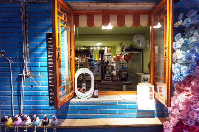 基隆中正｜港邊海鮮麵｜正濱漁港色彩屋新店，招牌海鮮麵料豐富，湯頭鮮甜