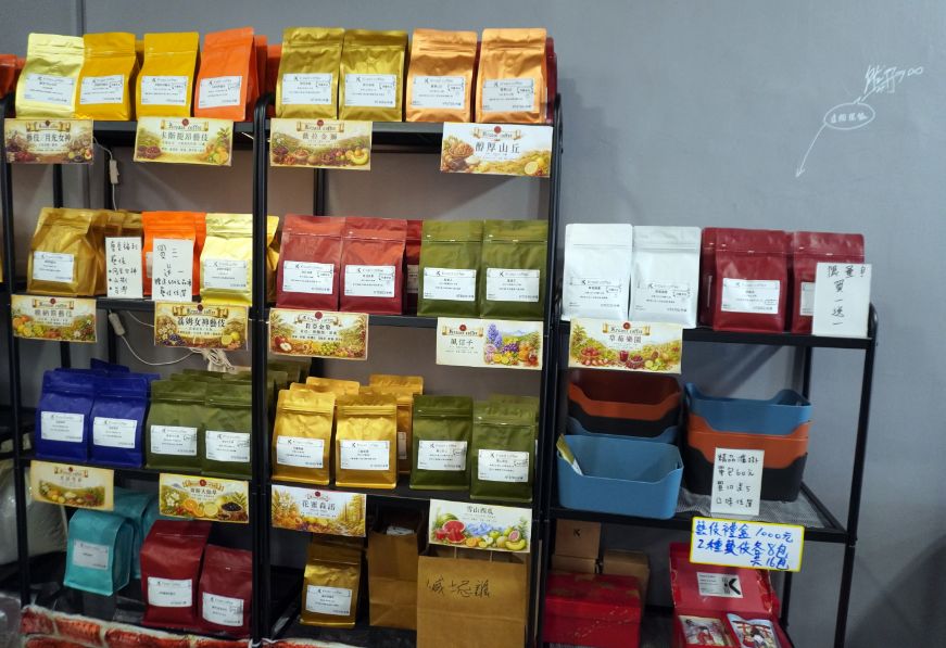 木柵咖啡廳推薦｜Kroast Coffee｜鄰近木柵捷運站，自家烘培，以手沖呈現豆性風味的職人咖啡店，不限時設有wifi