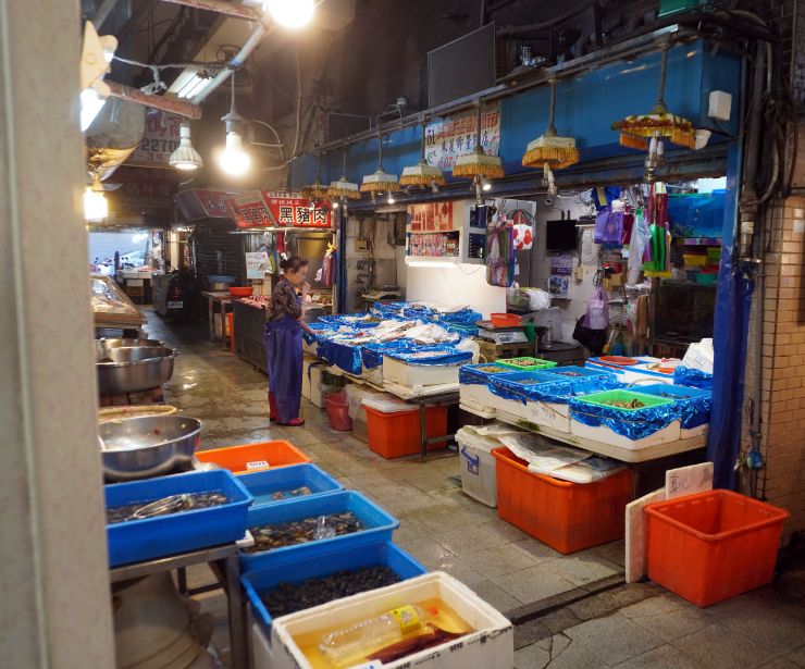 【懶人包】2026基隆仁愛市場美食小吃整理14家，跟著在地人到菜市場尋美味(2026/03/10更新)