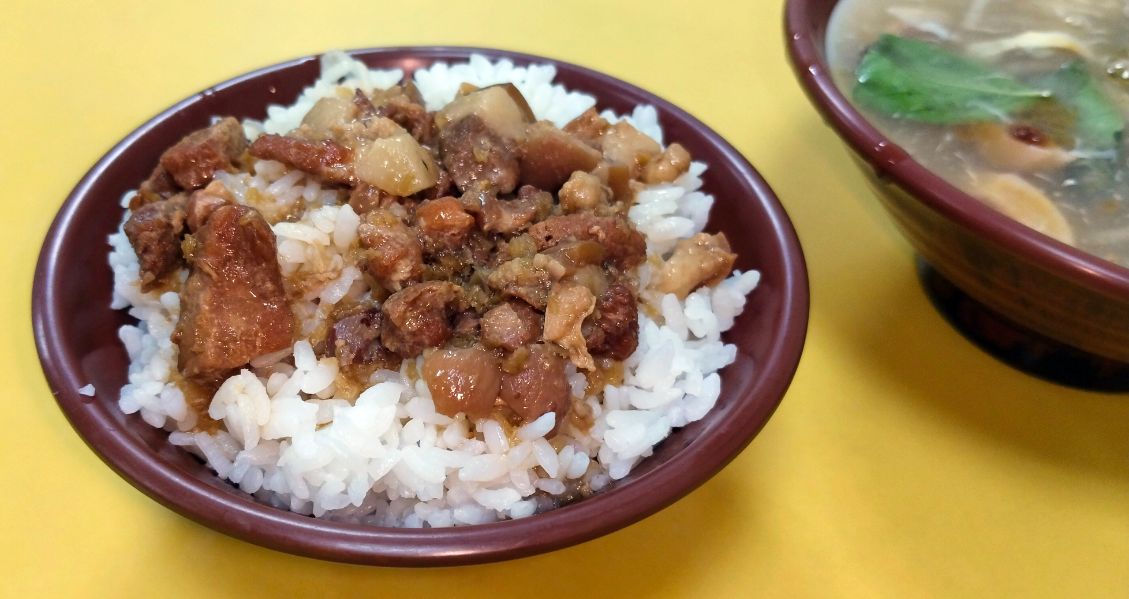 新北泰山｜品樂小吃店｜鄰近明志科技大學的平價美食，魷魚羹魷魚大塊湯頭濃郁