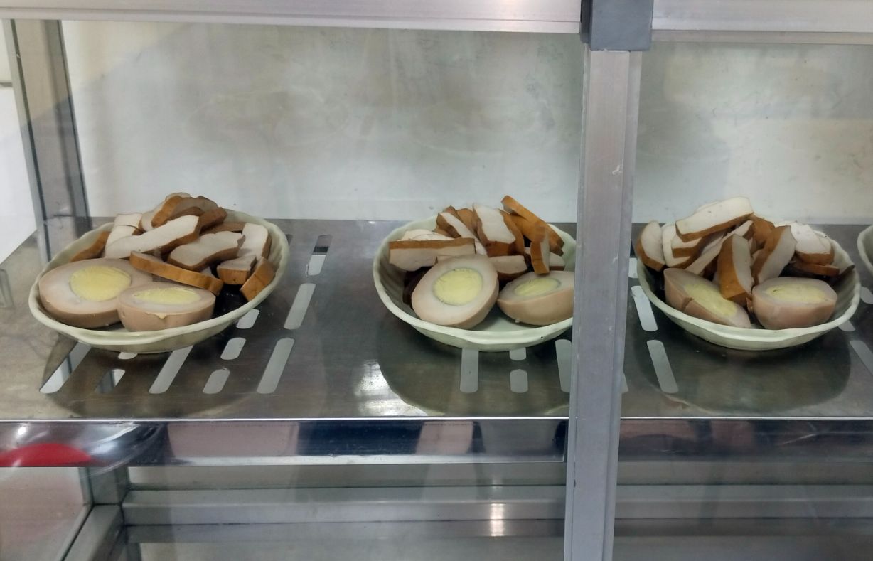 新北泰山｜品樂小吃店｜鄰近明志科技大學的平價美食，魷魚羹魷魚大塊湯頭濃郁