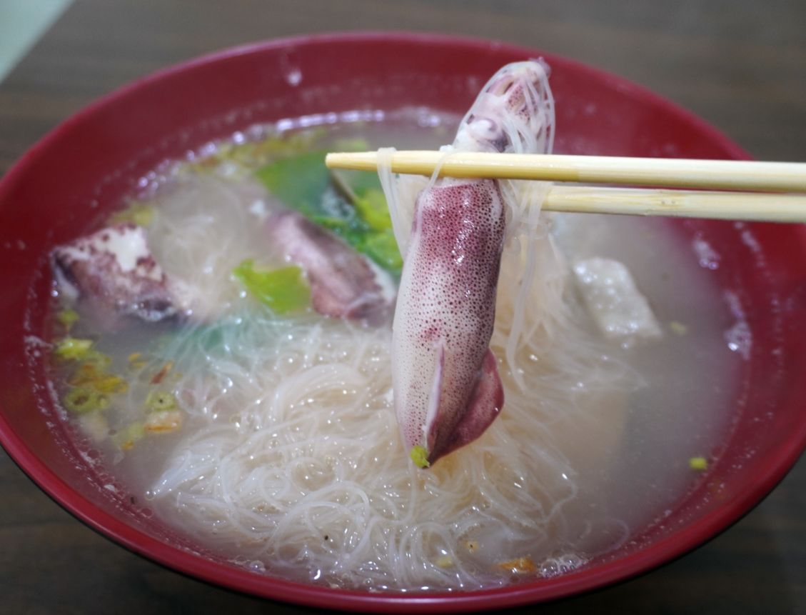 新北瑞芳｜坑口小吃｜八斗子車站周邊美食推薦，食材新鮮料豐富，小卷米粉推薦必吃