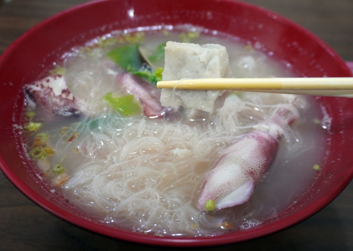 新北瑞芳｜坑口小吃｜八斗子車站周邊美食推薦，食材新鮮料豐富，小卷米粉推薦必吃