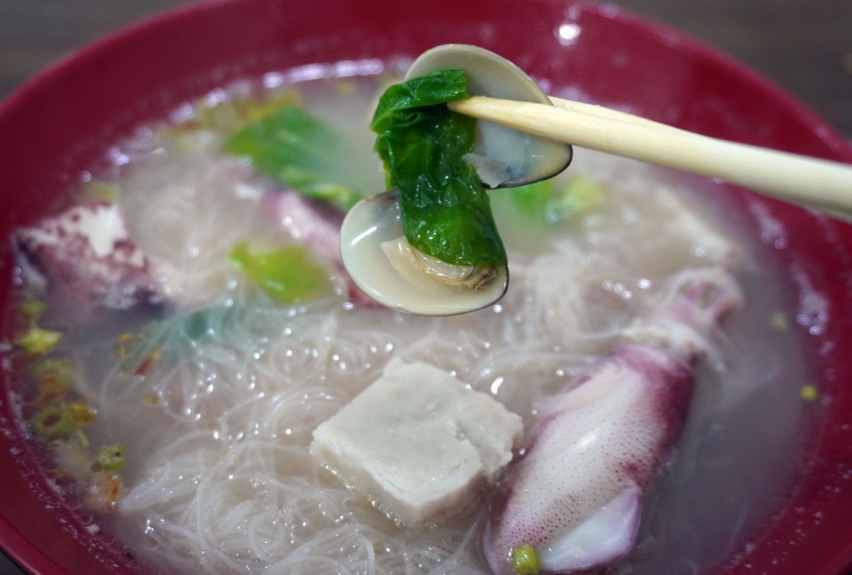 新北瑞芳｜坑口小吃｜八斗子車站周邊美食推薦，食材新鮮料豐富，小卷米粉推薦必吃