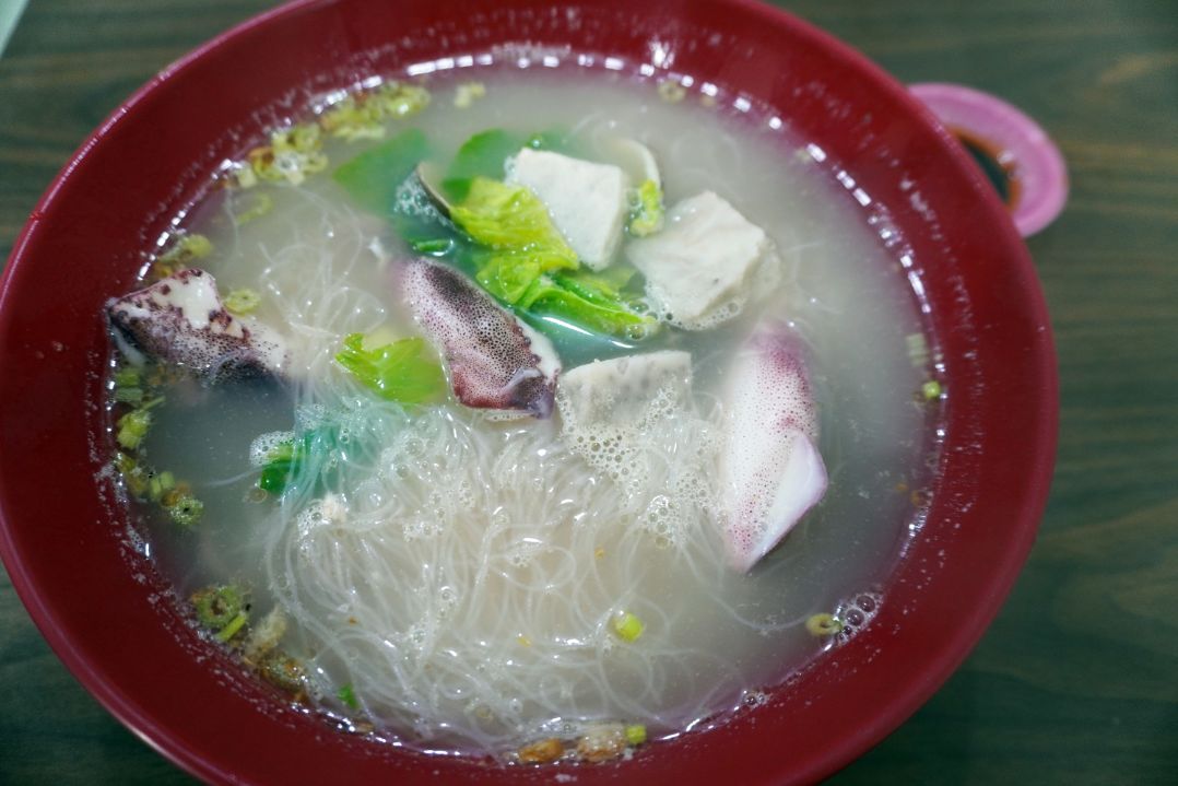 新北瑞芳｜坑口小吃｜八斗子車站周邊美食推薦，食材新鮮料豐富，小卷米粉推薦必吃