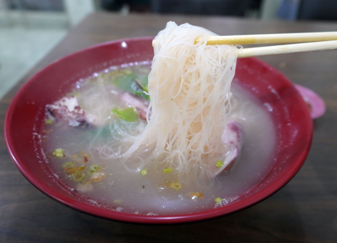 新北瑞芳｜坑口小吃｜八斗子車站周邊美食推薦，食材新鮮料豐富，小卷米粉推薦必吃