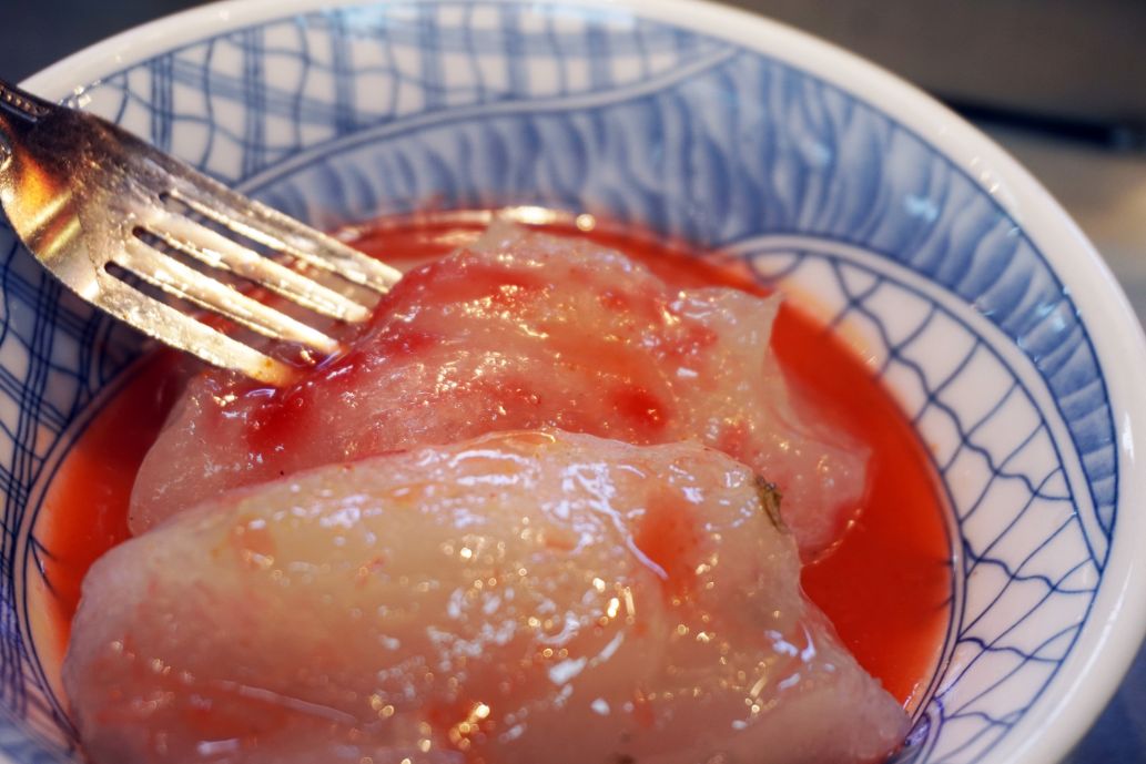 新竹城隍廟美食｜鄭家魚丸燕圓｜超人氣百年老攤位，粉紅色燕圓滋味脆甜，招牌還可以高高掛起