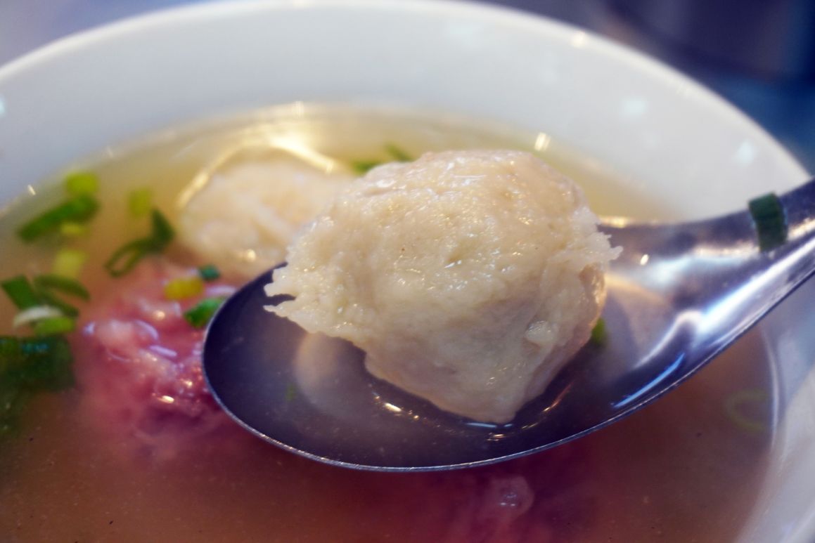 新竹城隍廟美食｜鄭家魚丸燕圓｜超人氣百年老攤位，粉紅色燕圓滋味脆甜，招牌還可以高高掛起