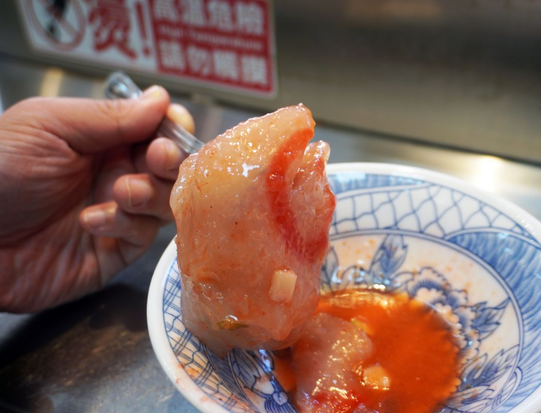 新竹城隍廟美食｜鄭家魚丸燕圓｜超人氣百年老攤位，粉紅色燕圓滋味脆甜，招牌還可以高高掛起
