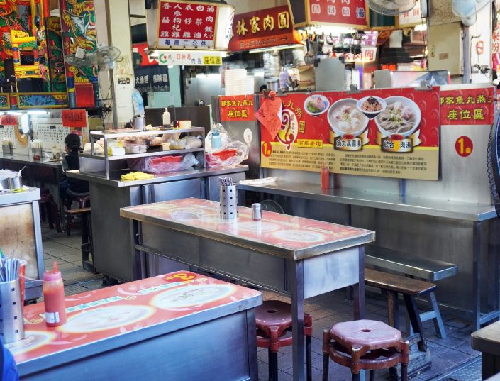 新竹城隍廟美食｜鄭家魚丸燕圓｜超人氣百年老攤位，粉紅色燕圓滋味脆甜，招牌還可以高高掛起