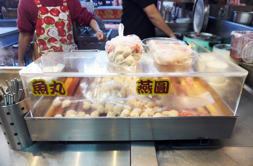 新竹城隍廟美食｜鄭家魚丸燕圓｜超人氣百年老攤位，粉紅色燕圓滋味脆甜，招牌還可以高高掛起