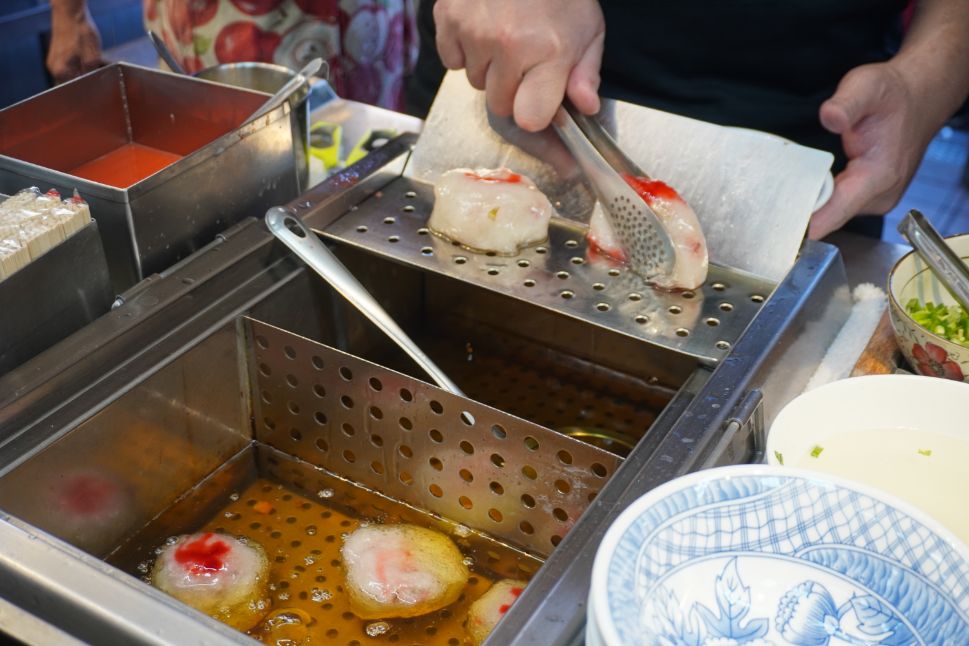 新竹城隍廟美食｜鄭家魚丸燕圓｜超人氣百年老攤位，粉紅色燕圓滋味脆甜，招牌還可以高高掛起