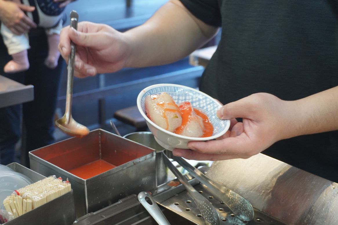 新竹城隍廟美食｜鄭家魚丸燕圓｜超人氣百年老攤位，粉紅色燕圓滋味脆甜，招牌還可以高高掛起