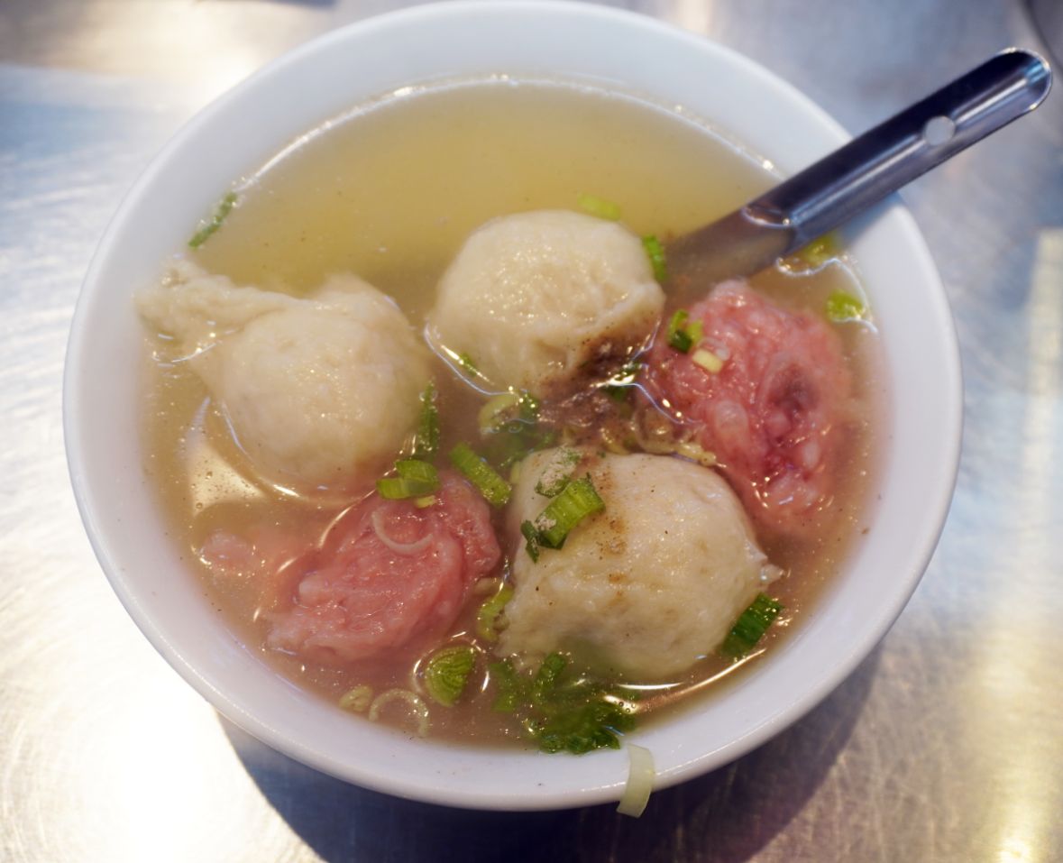 新竹城隍廟美食｜鄭家魚丸燕圓｜超人氣百年老攤位，粉紅色燕圓滋味脆甜，招牌還可以高高掛起