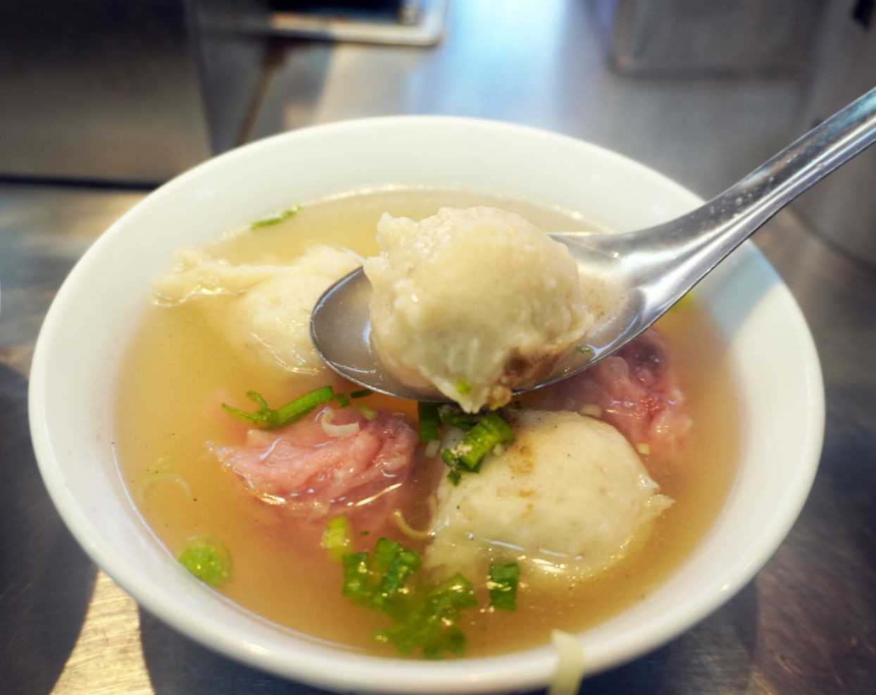新竹城隍廟美食｜鄭家魚丸燕圓｜超人氣百年老攤位，粉紅色燕圓滋味脆甜，招牌還可以高高掛起