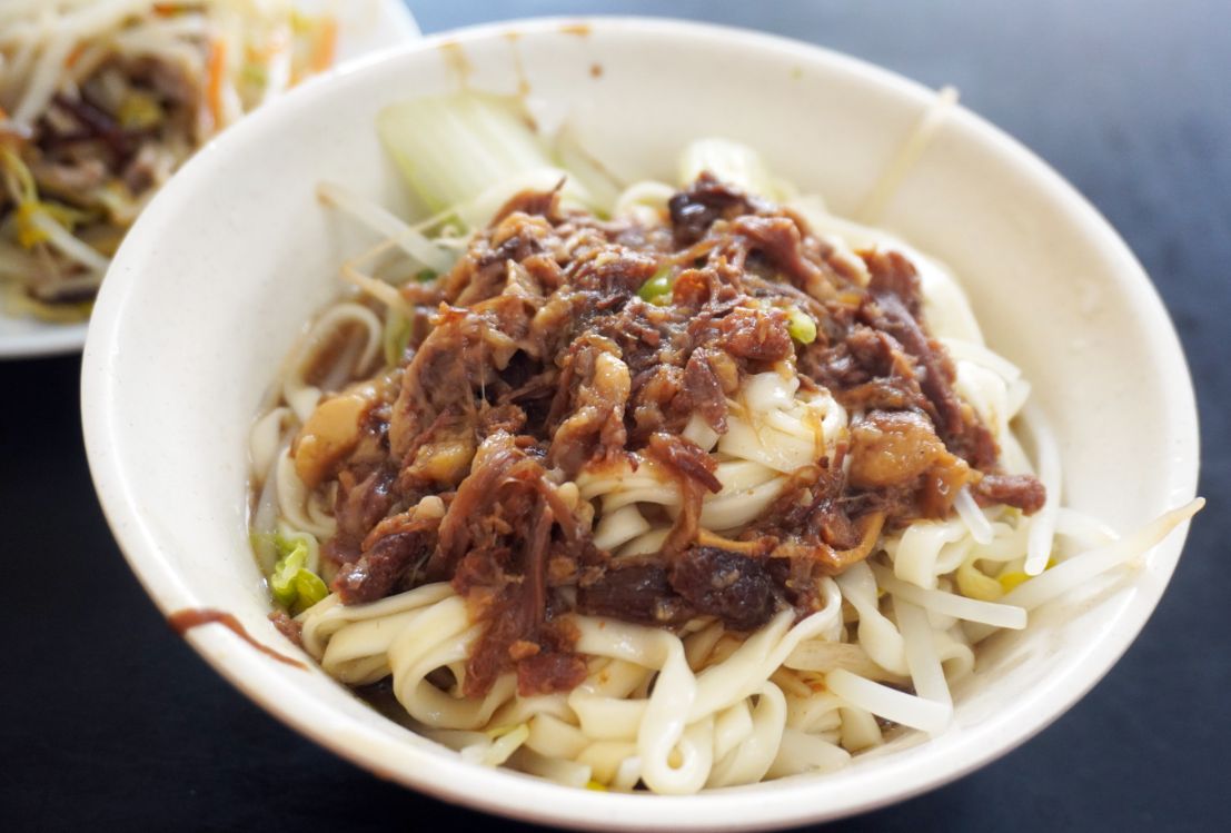 台北文山｜無招牌麵飯店(排骨飯)｜高CP值的人氣小吃店，排骨飯跟麵食都很好吃