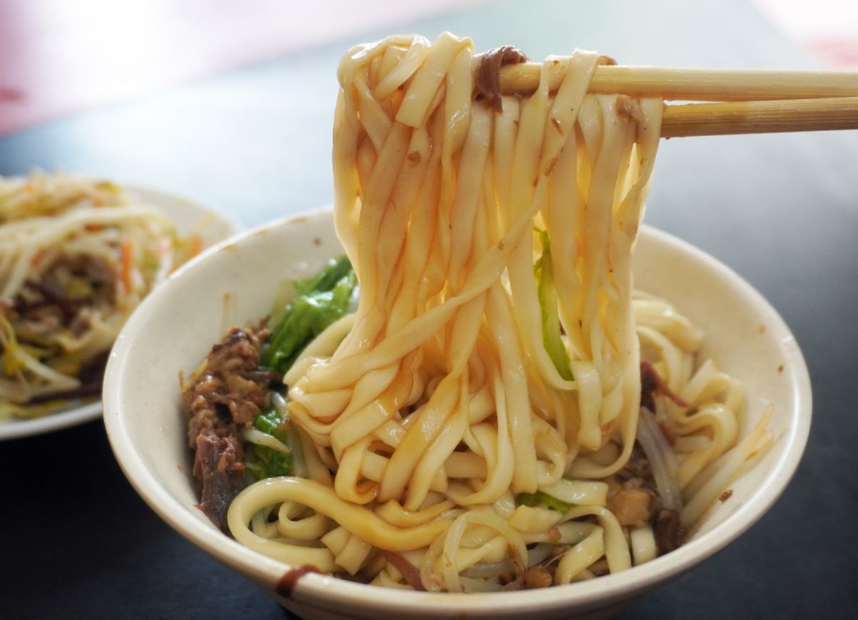 台北文山｜無招牌麵飯店(排骨飯)｜高CP值的人氣小吃店，排骨飯跟麵食都很好吃