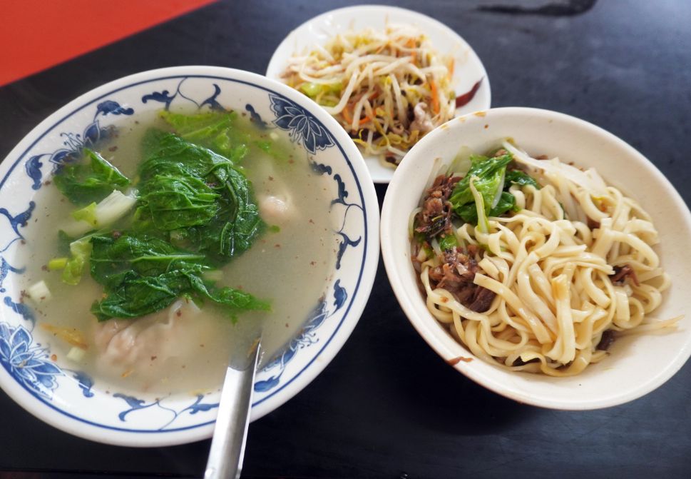 台北文山｜無招牌麵飯店(排骨飯)｜高CP值的人氣小吃店，排骨飯跟麵食都很好吃