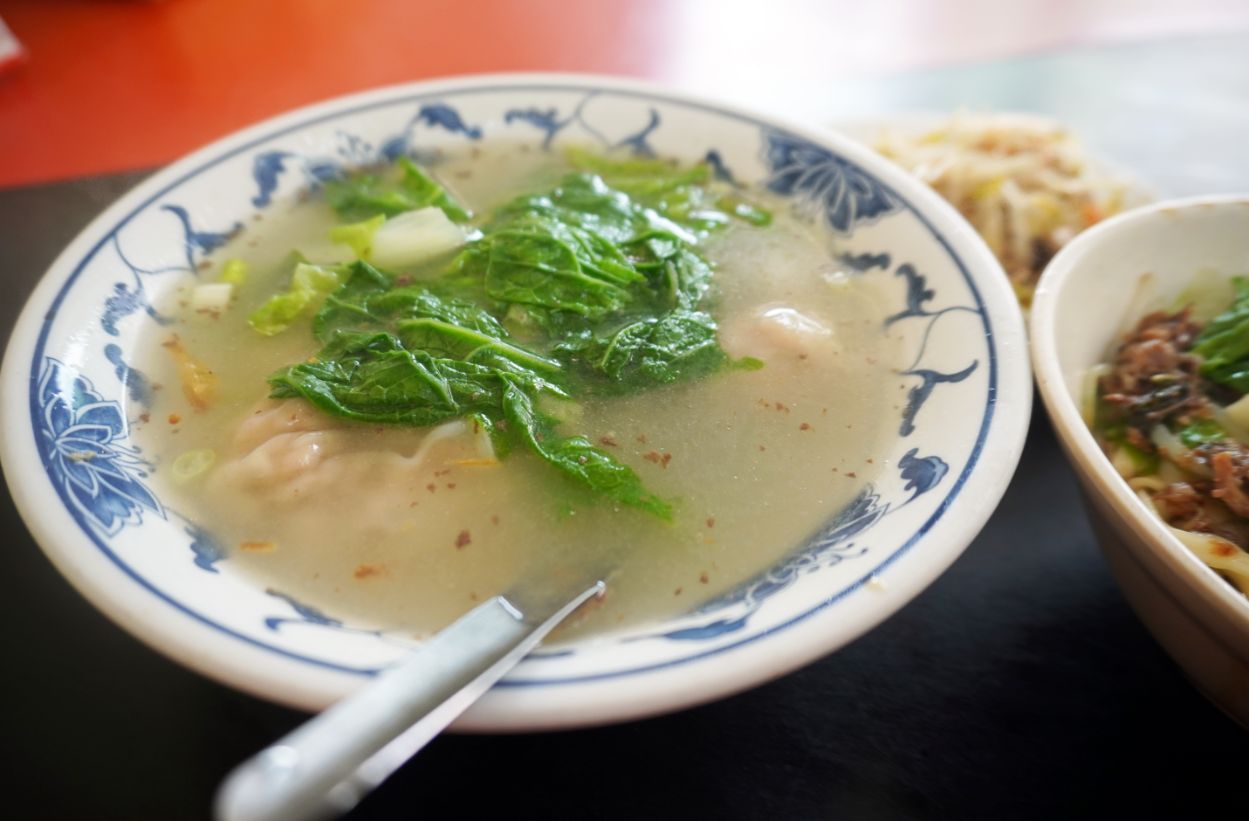 台北文山｜無招牌麵飯店(排骨飯)｜高CP值的人氣小吃店，排骨飯跟麵食都很好吃