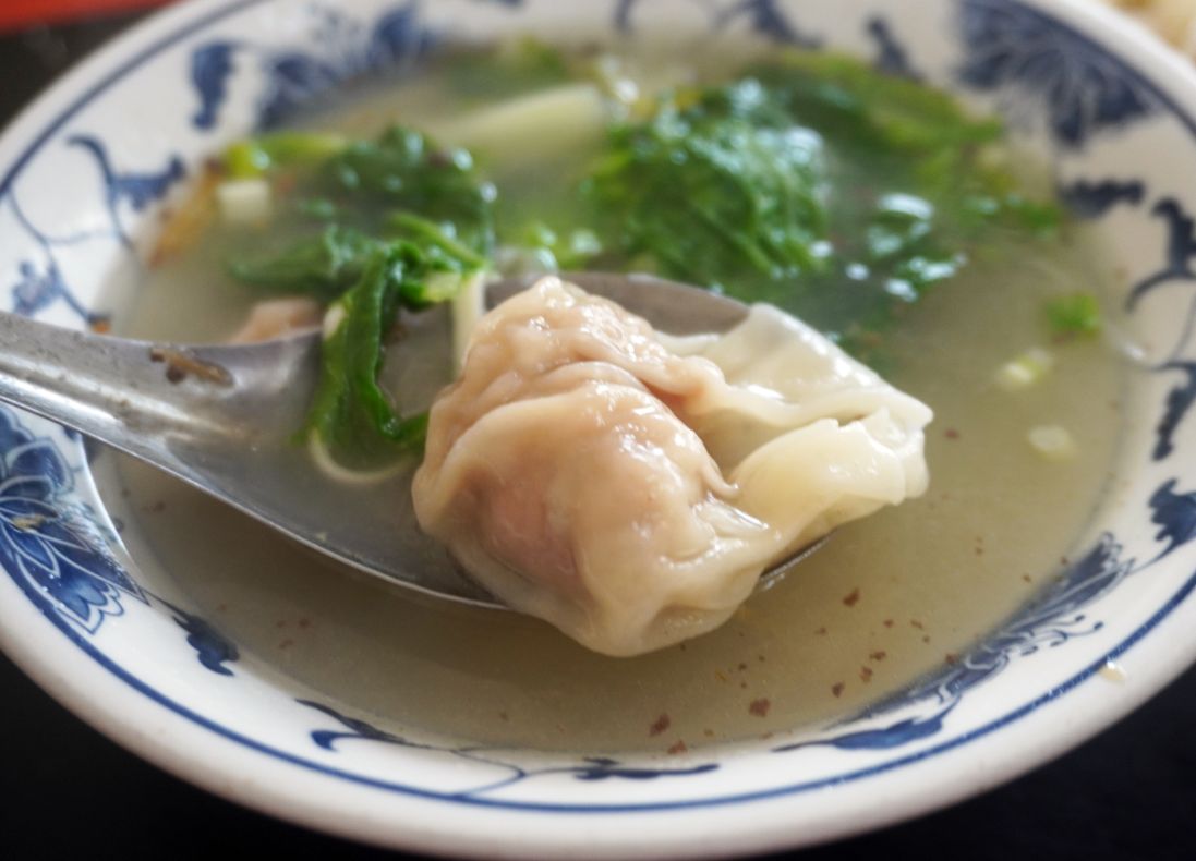 台北文山｜無招牌麵飯店(排骨飯)｜高CP值的人氣小吃店，排骨飯跟麵食都很好吃