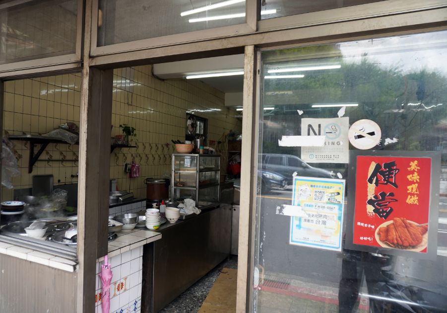 台北文山｜無招牌麵飯店(排骨飯)｜高CP值的人氣小吃店，排骨飯跟麵食都很好吃