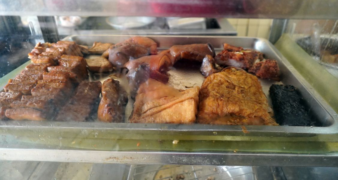 台北文山｜無招牌麵飯店(排骨飯)｜高CP值的人氣小吃店，排骨飯跟麵食都很好吃