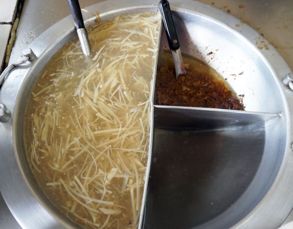 台北文山｜無招牌麵飯店(排骨飯)｜高CP值的人氣小吃店，排骨飯跟麵食都很好吃