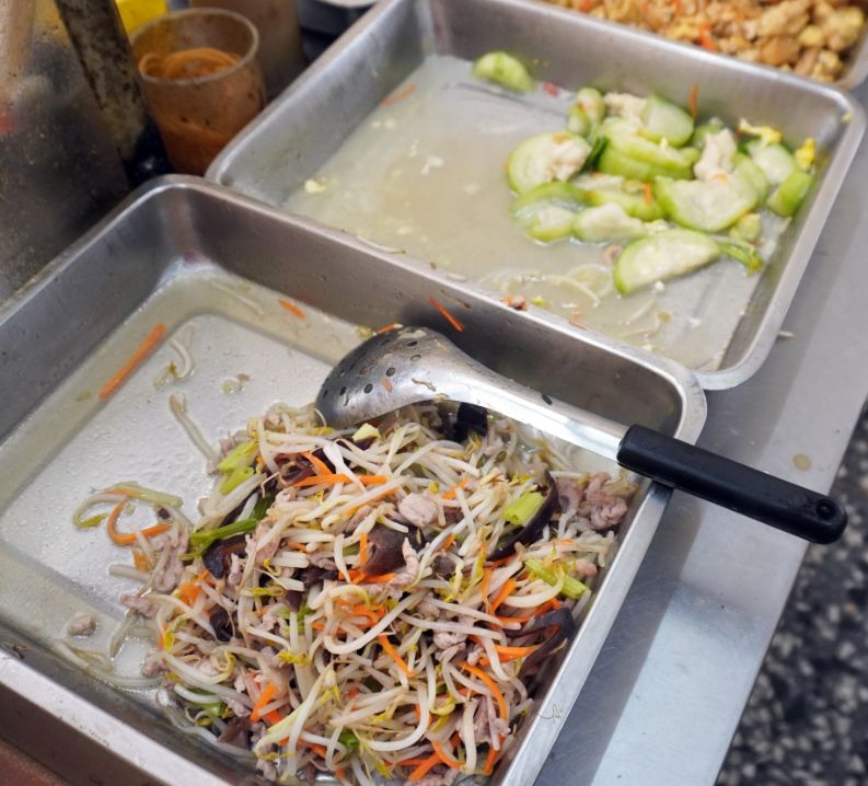 台北文山｜無招牌麵飯店(排骨飯)｜高CP值的人氣小吃店，排骨飯跟麵食都很好吃