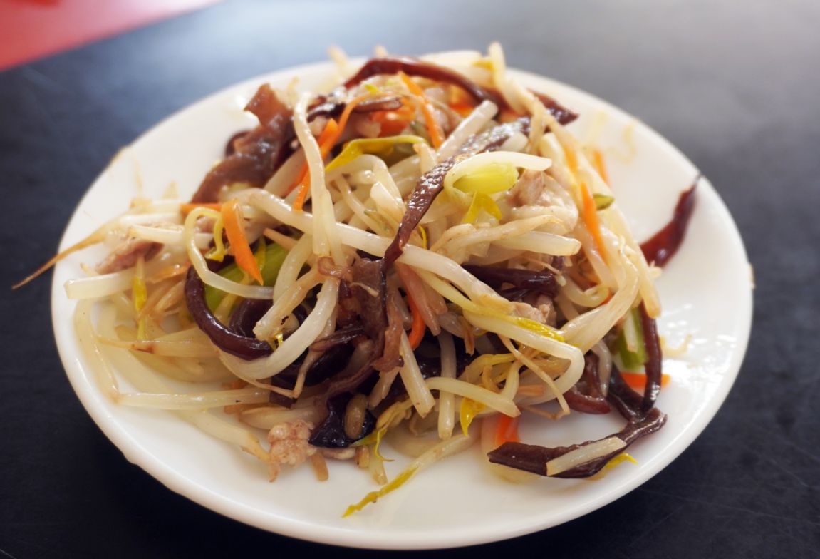 台北文山｜無招牌麵飯店(排骨飯)｜高CP值的人氣小吃店，排骨飯跟麵食都很好吃