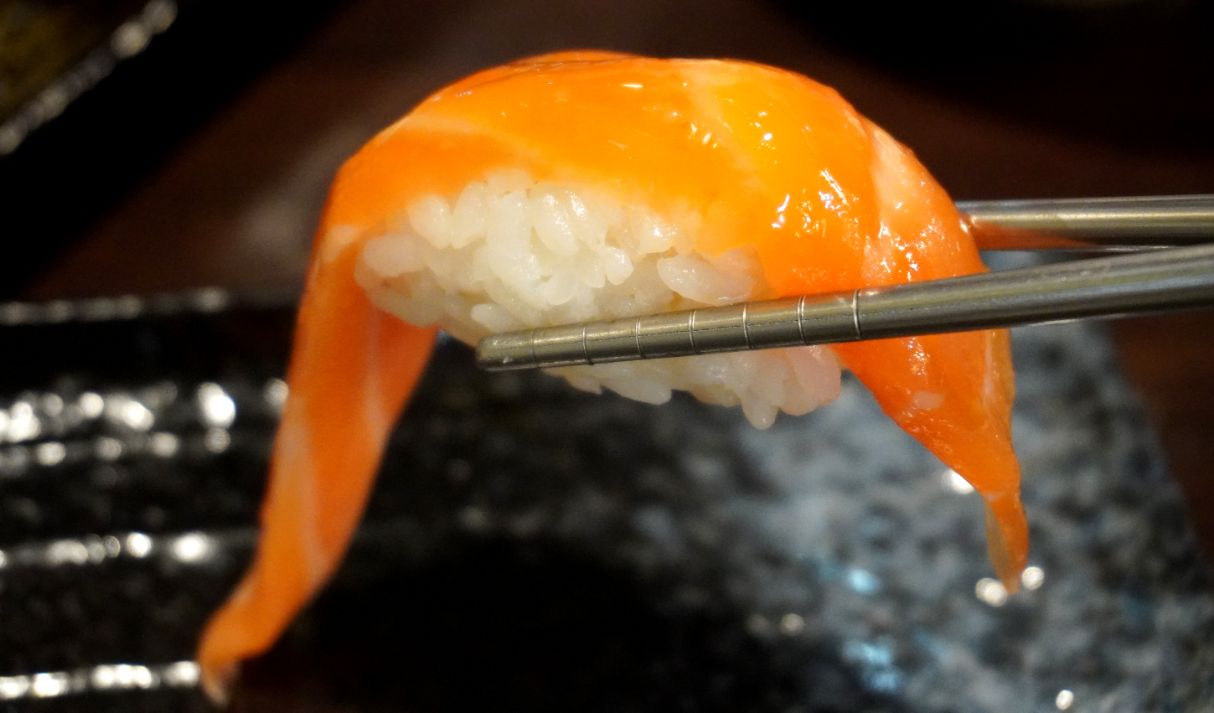 基隆仁愛市場｜鈺刺身丼｜食尚玩家推薦美食，採用關西料理手法製作握壽司，魚料新鮮大塊