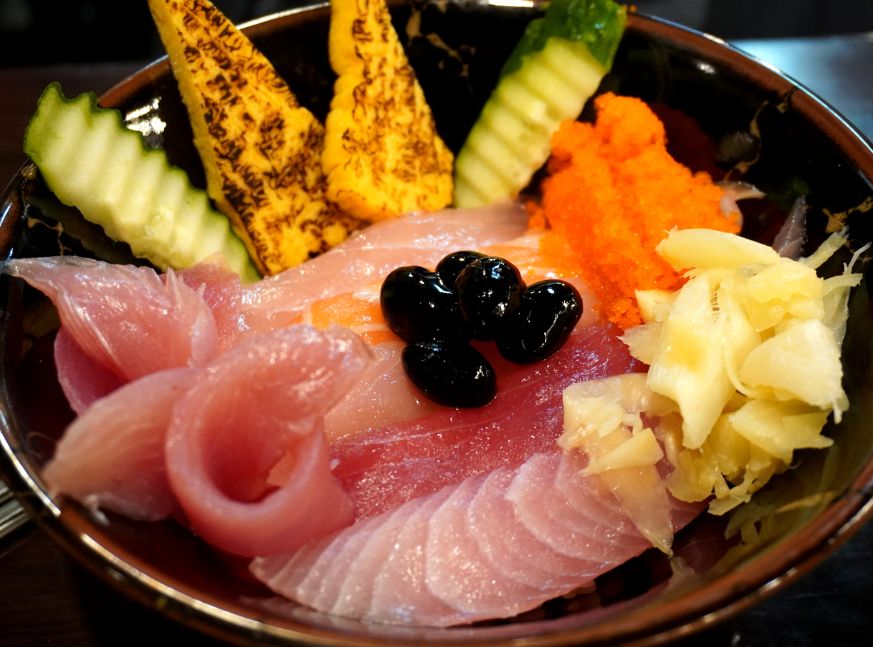 基隆仁愛市場｜鈺刺身丼｜食尚玩家推薦美食，採用關西料理手法製作握壽司，魚料新鮮大塊