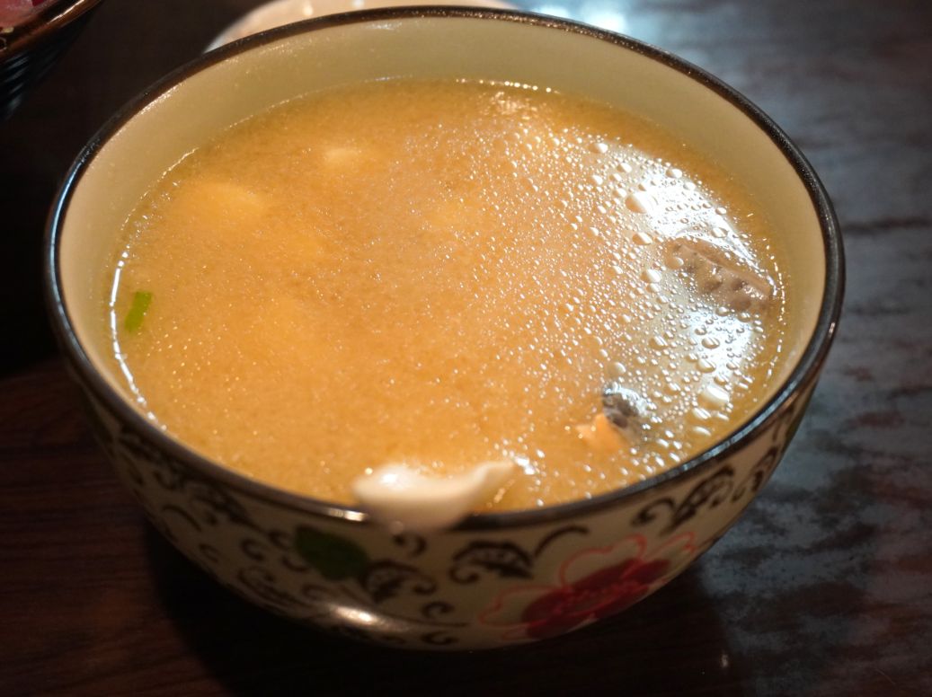 基隆仁愛市場｜鈺刺身丼｜食尚玩家推薦美食，採用關西料理手法製作握壽司，魚料新鮮大塊
