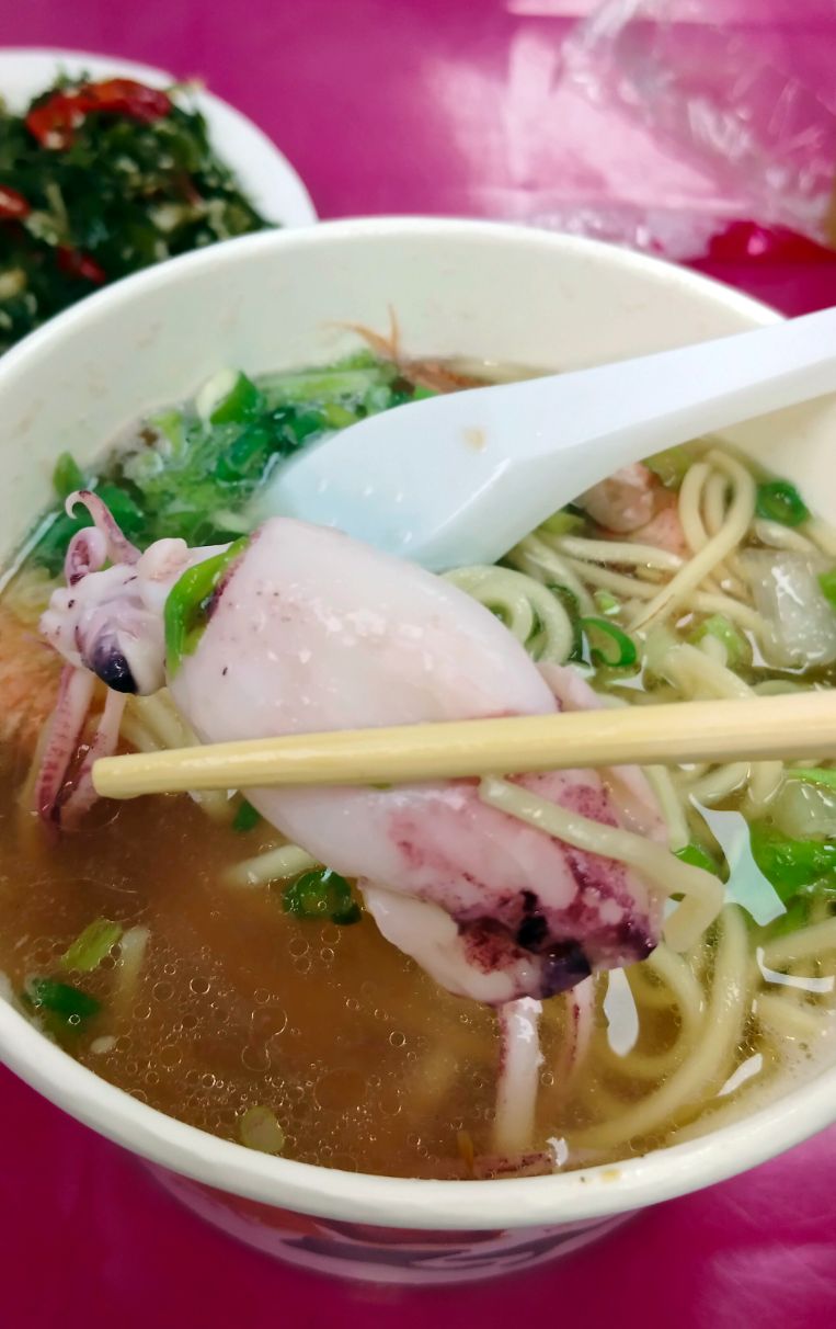 基隆中正｜巷仔內小卷米粉｜八斗子隱藏版美食，招牌小卷湯麵料豐富湯頭鮮美
