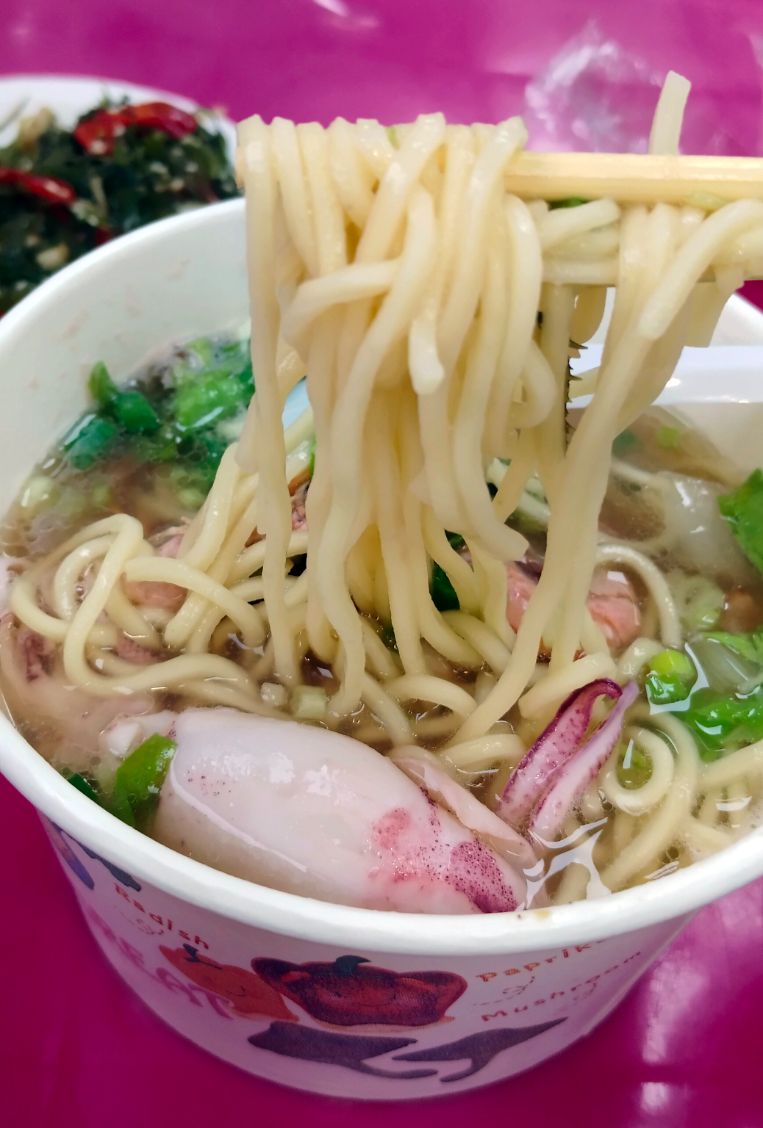 基隆中正｜巷仔內小卷米粉｜八斗子隱藏版美食，招牌小卷湯麵料豐富湯頭鮮美