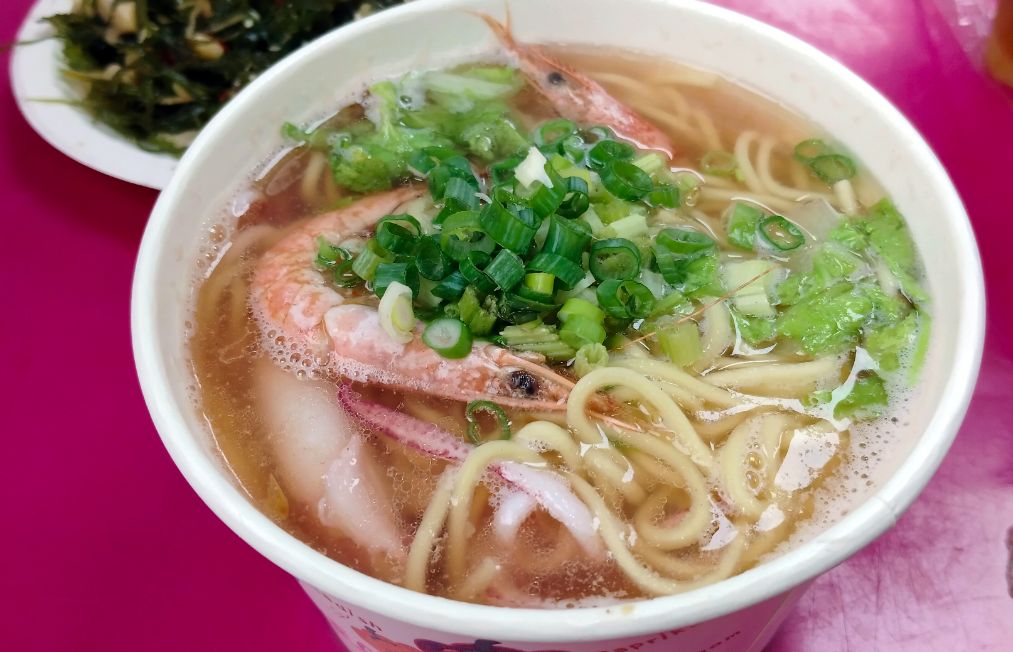 基隆中正｜巷仔內小卷米粉｜八斗子隱藏版美食，招牌小卷湯麵料豐富湯頭鮮美