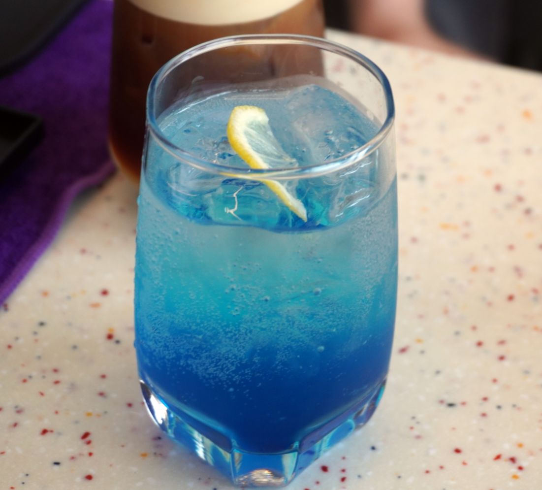 基隆中正｜Cafejiasong咖央潮境店｜潮境公園海景咖啡廳推薦，香要桃蘇打，滋味香甜，超好喝