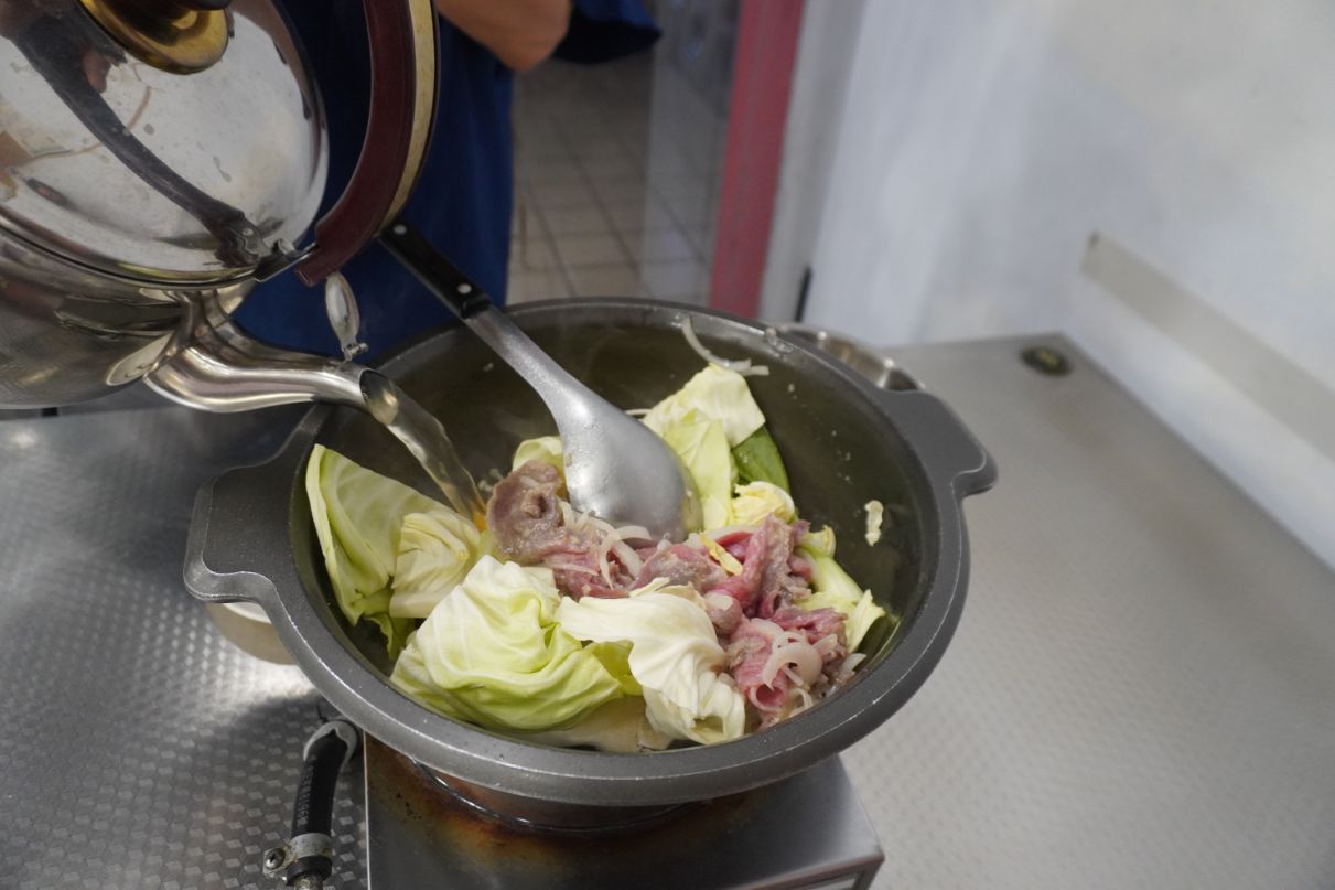 高雄鹽埕｜大三石頭火鍋｜湯底桌邊爆炒，香氣濃郁，肉片吃起來滑嫩，蔬菜海鮮價格都很親民