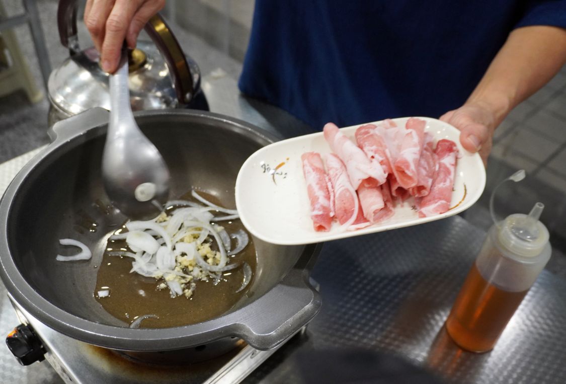 高雄鹽埕|大三石頭火鍋|湯底桌邊爆炒,香氣濃郁,肉片吃起來滑嫩,蔬菜海鮮價格都很親民 - 第14張圖 高雄鹽埕|大三石頭火鍋|湯底桌邊爆炒,香氣濃郁,肉片吃起來滑嫩,蔬菜海鮮價格都很親民