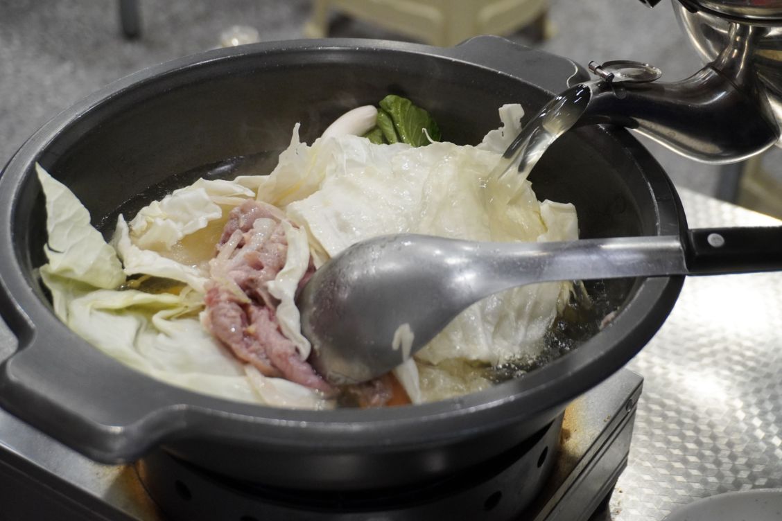 高雄鹽埕｜大三石頭火鍋｜湯底桌邊爆炒，香氣濃郁，肉片吃起來滑嫩，蔬菜海鮮價格都很親民