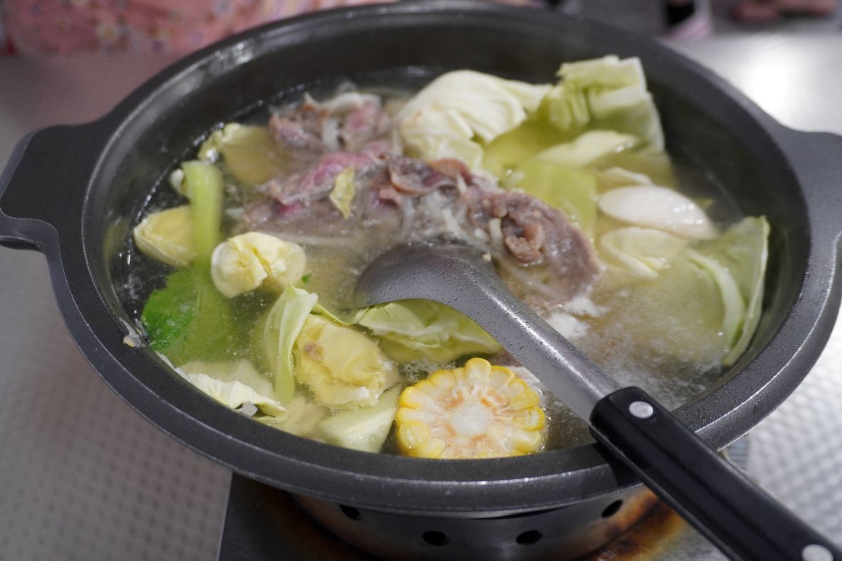高雄鹽埕|大三石頭火鍋|湯底桌邊爆炒,香氣濃郁,肉片吃起來滑嫩,蔬菜海鮮價格都很親民 - 第17張圖 高雄鹽埕|大三石頭火鍋|湯底桌邊爆炒,香氣濃郁,肉片吃起來滑嫩,蔬菜海鮮價格都很親民
